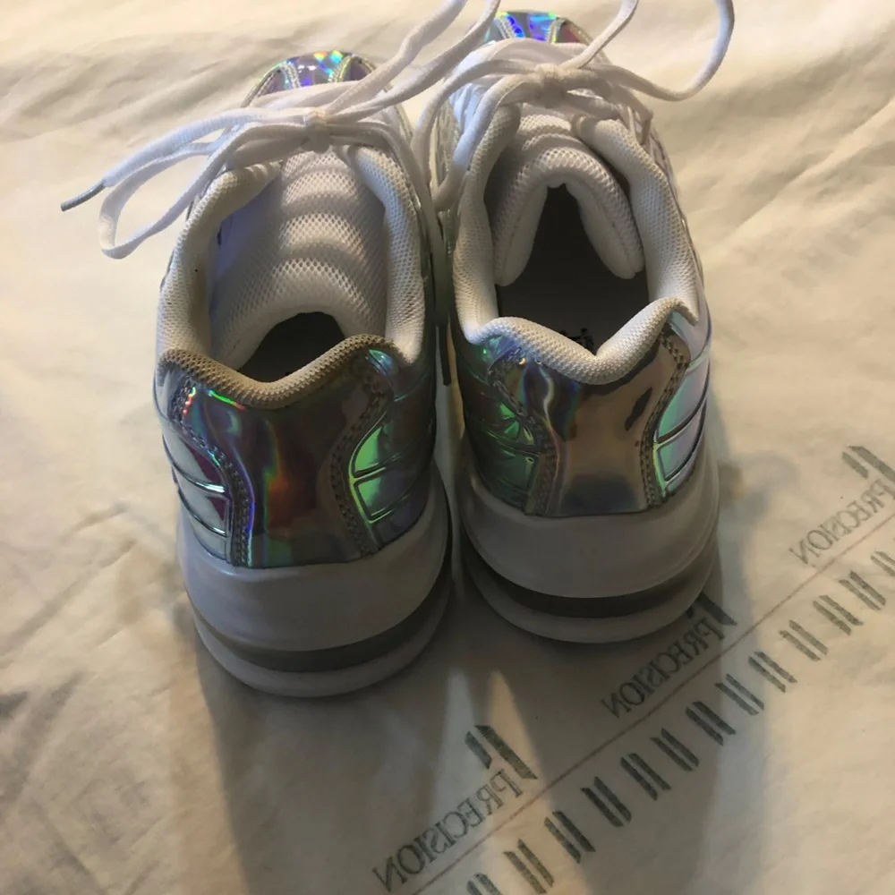 WOMEN'S ONE OF A KIND SNEAKER - Picture 4 of 4